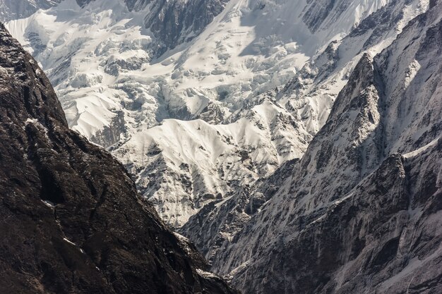 Lodowate góry Annapurna pokryte śniegiem w Himalajach Nepalu