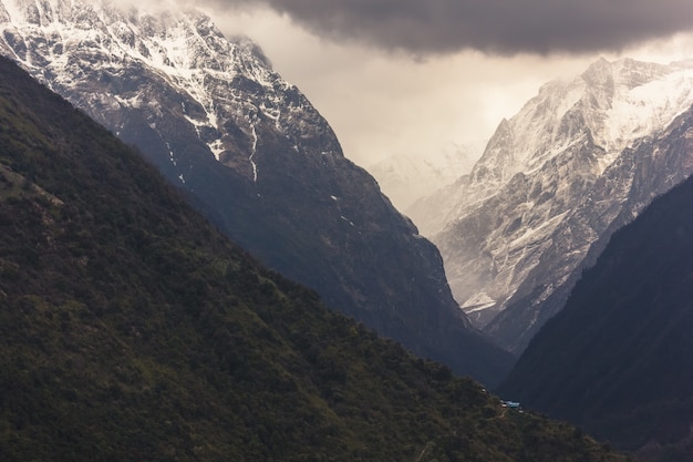 Lodowate góry Annapurna pokryte śniegiem w Himalajach Nepalu