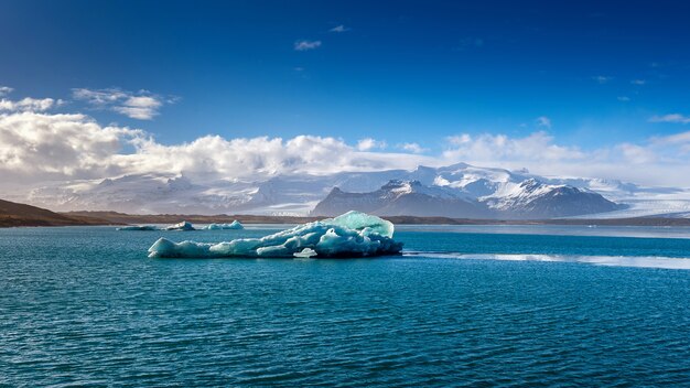 Lodowe góry w jeziorze lodowcowym Jokulsarlon, Islandia.