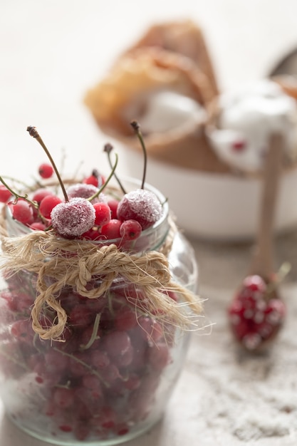 Bezpłatne zdjęcie lody w rożkach waflowych i jagody