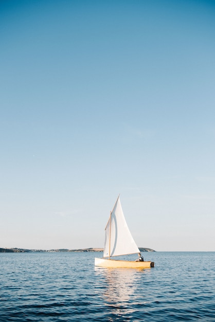 łódź pływająca po morzu w słoneczny dzień