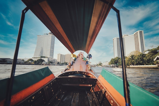 Łódź z długim ogonem na rzece Menam w Bangkoku