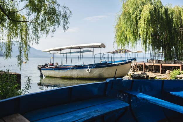 Łodzie na plaży