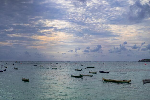 Łodzie rybackie o zachodzie słońca na oceanie, Nusa Lembongan. Tle przyrody.