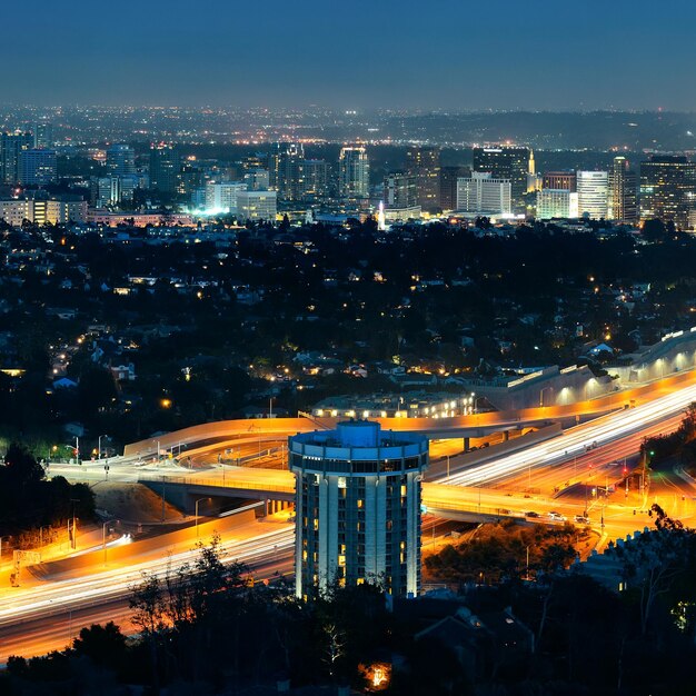 Los Angeles nocą z budynkami miejskimi i autostradą