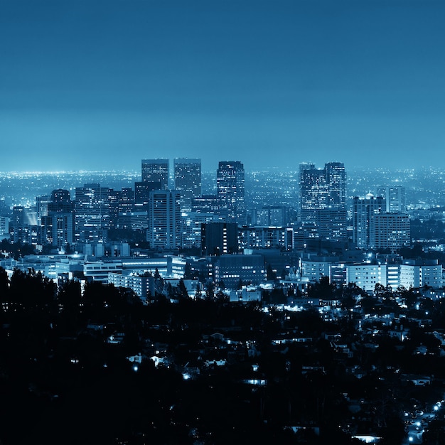 Los Angeles nocą z miejskimi budynkami w czerni i bieli