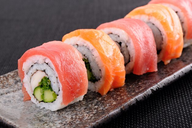 Łosoś tuńczyk sushi roll na talerzu