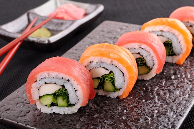 Łosoś tuńczyka sushi roll na talerzu