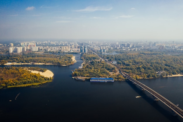 Bezpłatne zdjęcie lot nad mostem w kijowie. fotografia lotnicza