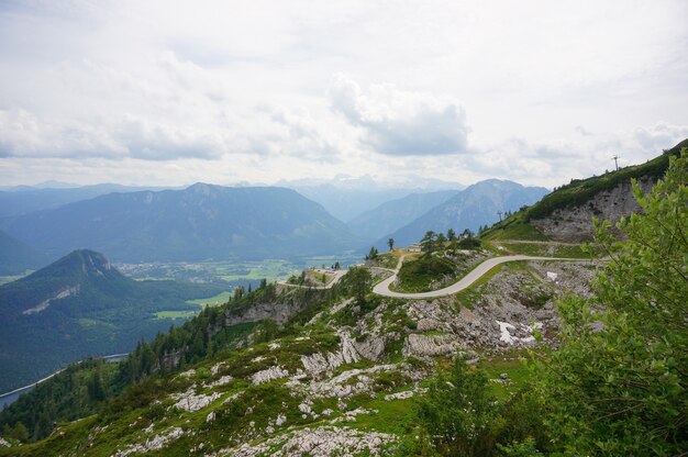 Lotnicze piękne zdjęcia austriackich Alp pod zachmurzonym niebem