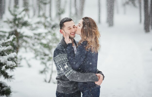 Love Story o młodej parze w zimie.