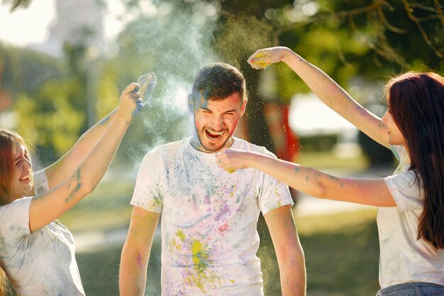 Ludzie bawią się w parku z farbami holi