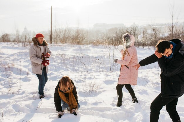 Ludzie bawić się snowballs w zima lesie