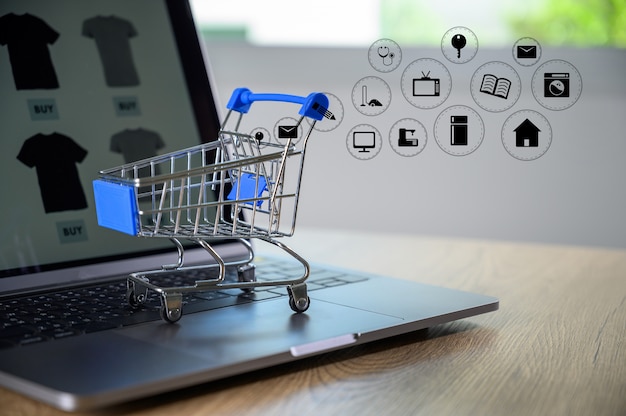 Ludzie Biznesu Korzystają Z Technologii E-commerce Internet Globalny Plan Zakupów Marketingowych Premium Zdjęcia