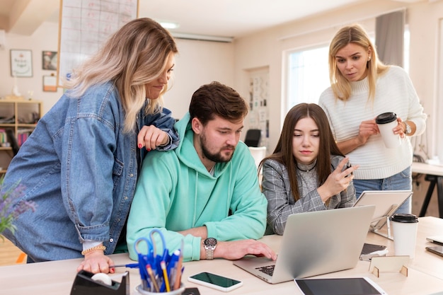 Ludzie biznesu pracujący razem nad nowym projektem