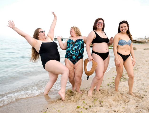 Bezpłatne zdjęcie ludzie dobrze się bawią na plaży