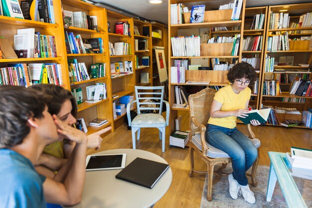 Ludzie dyskutują geeky kobiety w bibliotece