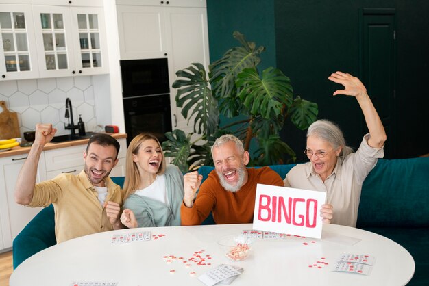 Ludzie grają razem w bingo