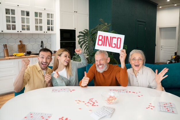 Ludzie grają razem w bingo
