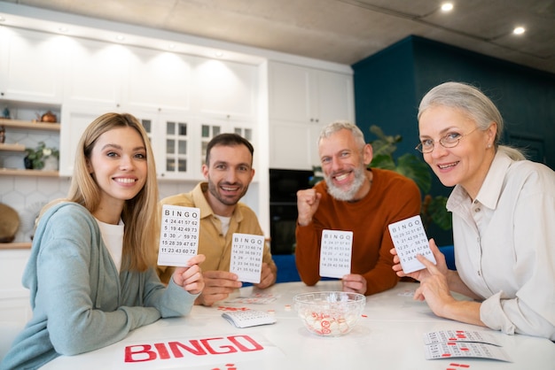 Bezpłatne zdjęcie ludzie grają razem w bingo