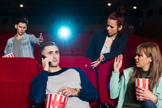 Ludzie kłócą się w kinie