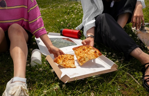 Bezpłatne zdjęcie ludzie lubiący pizzę na świeżym powietrzu