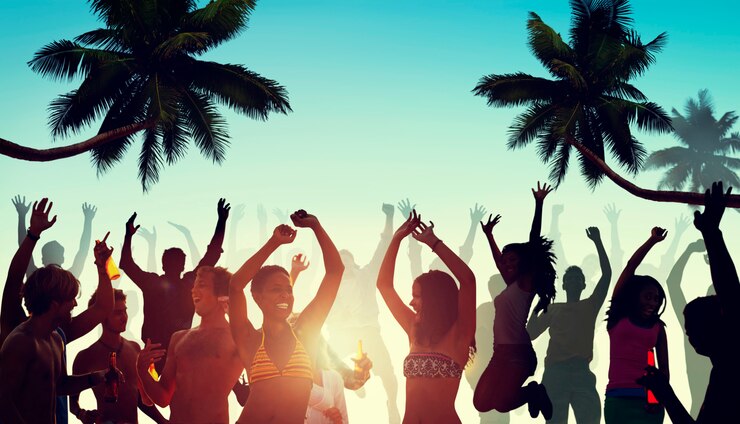 Bezpłatny plik Zdjęcie ludzie mający imprezę przy plaży