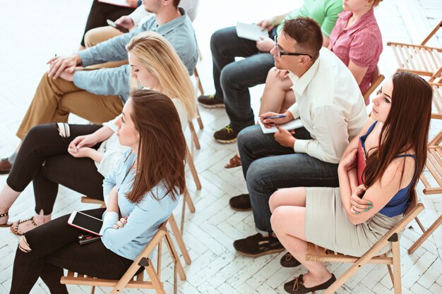 Ludzie na spotkaniu biznesowym w sali konferencyjnej.