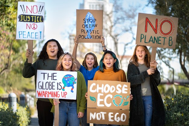 Ludzie na Światowym Dniu Ochrony Środowiska protestują z plakatami