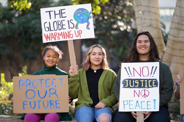 Bezpłatne zdjęcie ludzie na światowym dniu ochrony środowiska protestują z plakatami
