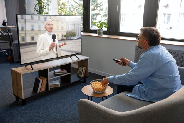 Ludzie oglądają wiadomości w telewizji