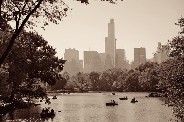 Ludzie pływający łódką po jeziorze w Central Parku jesienią w Nowym Jorku