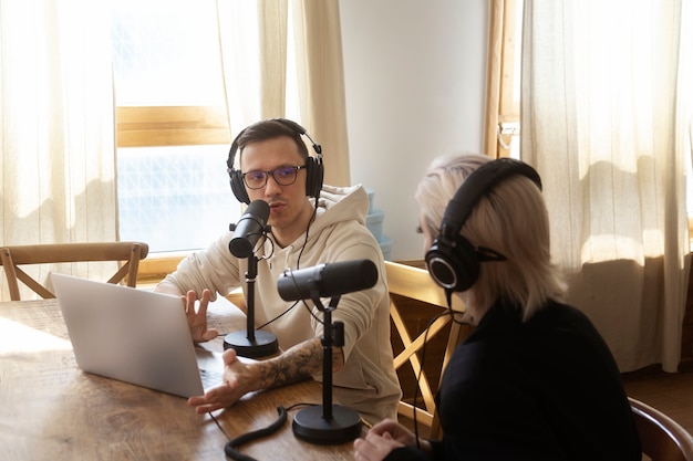 Ludzie Pod Dużym Kątem Nagrywający Podcast