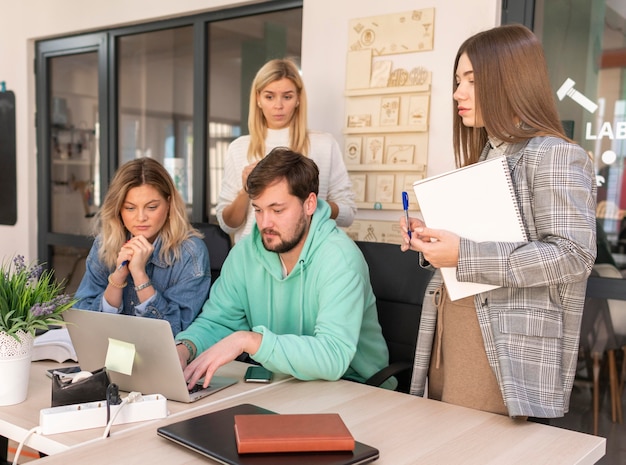 Ludzie pracujący razem nad nowym projektem