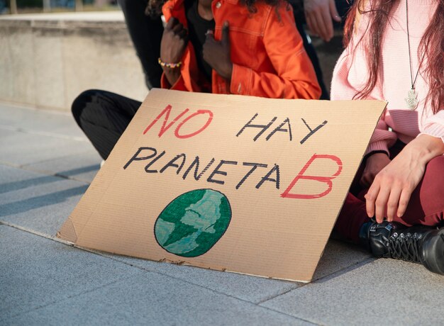 Ludzie protestujący na rzecz środowiska z tabliczką