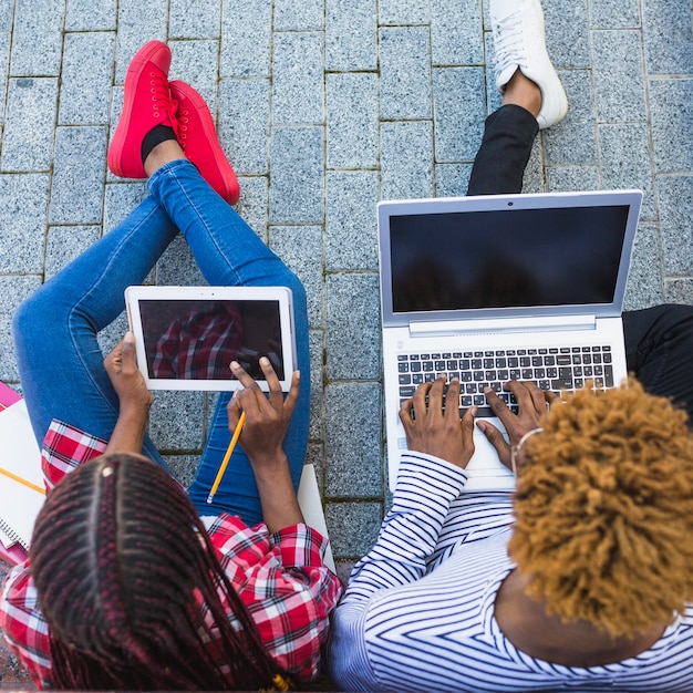 Bezpłatne zdjęcie ludzie przeglądający laptop i tablet