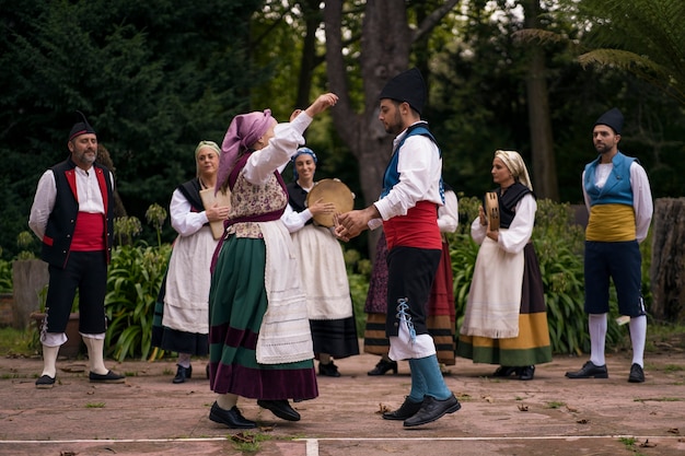 Bezpłatne zdjęcie ludzie tańczą folk w pełnym ujęciu