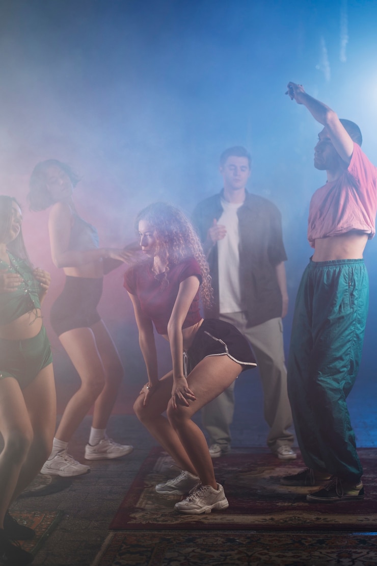 Bezpłatny plik Zdjęcie ludzie tańczący i twerking na imprezie w pomieszczeniu