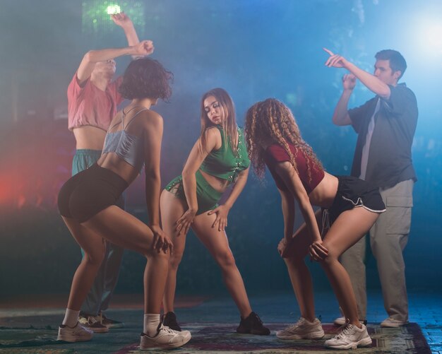 Ludzie tańczący i twerking na imprezie w pomieszczeniu