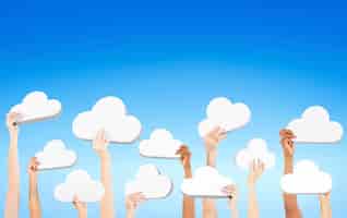 Bezpłatne zdjęcie ludzie trzymający chmury