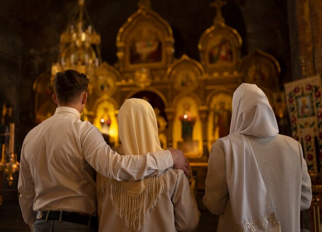 Ludzie uczęszczający na kazanie w kościele z okazji greckiej wielkanocy