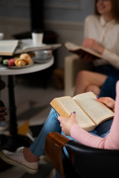 Ludzie w bibliotece czytają książki