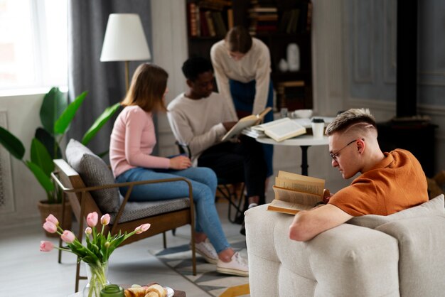 Ludzie w bibliotece czytają książki