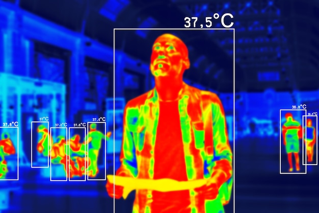 Ludzie w kolorowym skanowaniu termicznym z temperaturą stopni Celsjusza