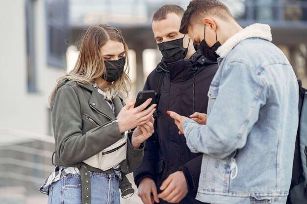 Ludzie w maskach stoją na ulicy