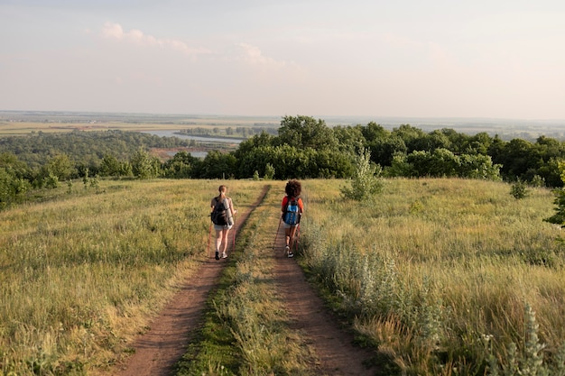 Ludzie z dystansu chodzą w naturze