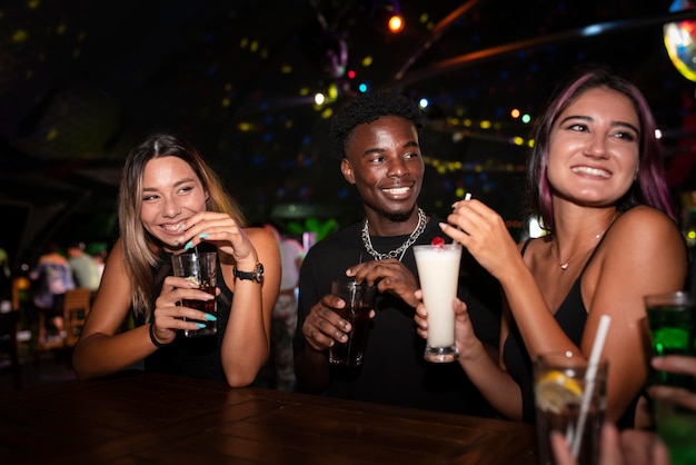 Bezpłatne zdjęcie ludzie z nocnego życia bawią się w barach i klubach
