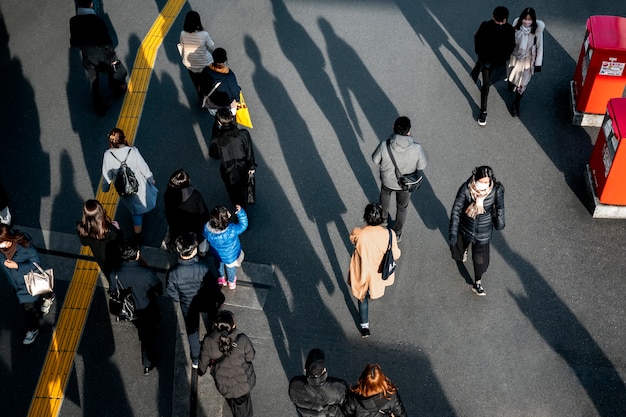Ludzie z Tokio podróżujący po ulicy