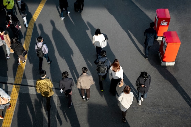 Ludzie z Tokio podróżujący po ulicy