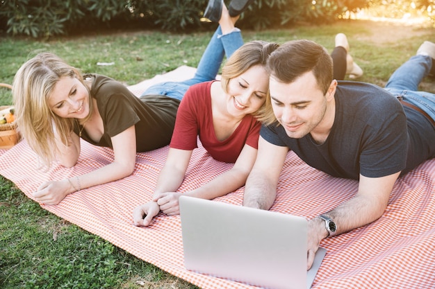 Ludzie Za Pomocą Laptopa Na Piknik